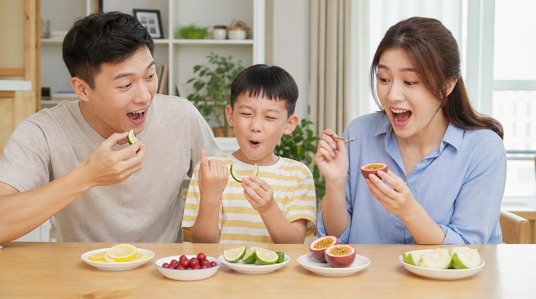 全家人圍坐桌旁,面前擺著檸檬片、百香果等酸性食材,一同進行親子神秘果味覺體驗活動